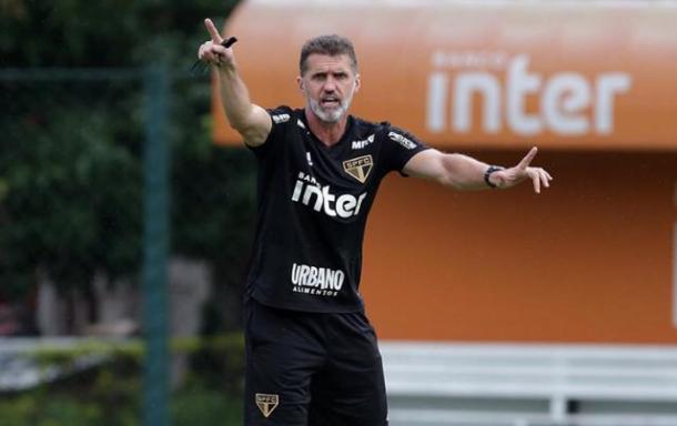 Vagner Mancini comandando o treino da equipe (Foto: Rubens Chiri/São Paulo FC)