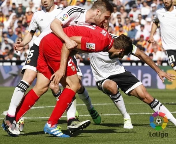 Llorente reclamó penalti en un agarrón de Mustafi | Foto: LFP