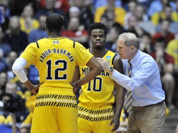 Michigan head coach John Beilein talks with Michigan guard Derrick Walton Jr. (10) and Michigan guard Muhammad-Ali Abdur-Rahkman (12) in the first half.  (Robin Buckson, Detroit News)