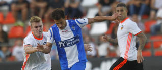 Mestalla y Alcoyano en una disputa durante la ida | Superdeporte