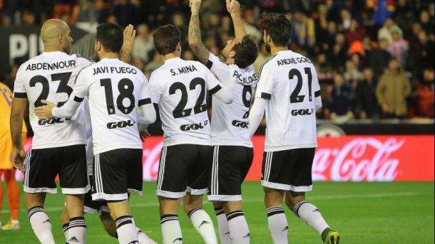 Los jugadores ché celebran el gol de Alcácer | Laliga.es