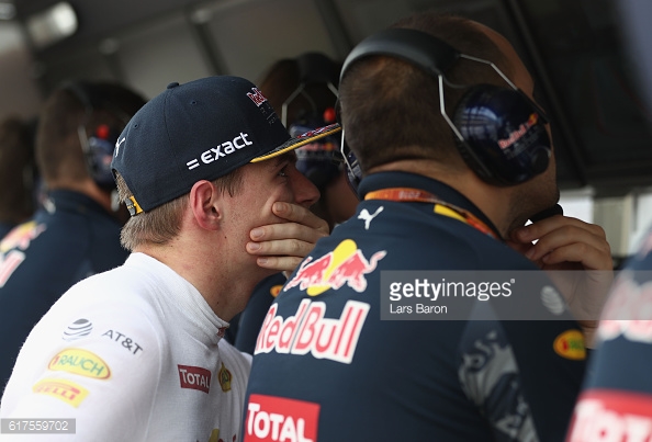 Verstappen watches on. | Photo: Getty Images/Lars Baron