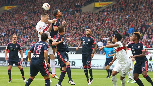 El Stuttgart encontró en la jugada a balón parado su opción de gol. // (Foto de fcbayern.de)