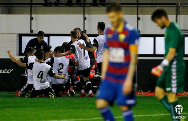 El conjunto blanquinegro haciendo piña tras el gol de Fran Navarro. Fuente: Valencia CF.