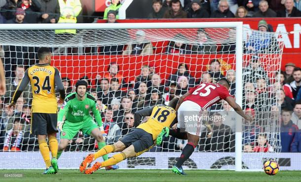 Valencia clashes with Monreal. | Photo: Getty Images/Tom Purslow