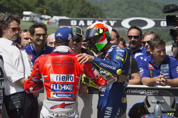 Valentino Rossi y Jorge Lorenzo tras la carrera de  Mugello. Foto: Zimbio.