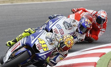 Rossi, Lorenzo y Stoner se siguieron de cerca en las primeras vueltas. En ese mismo orden quedaría el campeonato con los 3 liderando igualados en puntos. | Foto: The Guardian