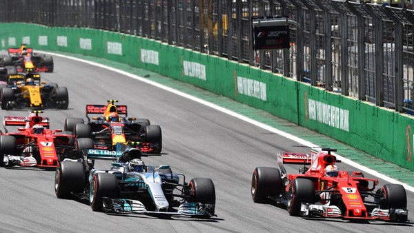 Bottas (pole) dejaba desprotegido el interior de la primera curva, pasándole Sebastian Vettel con facilidad en Brasil 2017 / Fuente: AFP