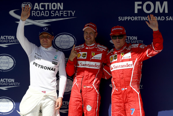 Valtteri Bottas después de la clasificación con los pilotos de Ferrari. Fuente: Getty Images