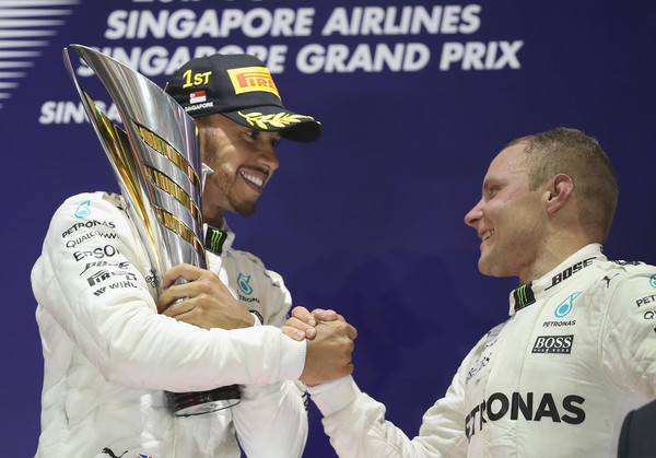 Los dos pilotos de Mercedes en el podio del GP de Singapur. Fuente: Getty Images