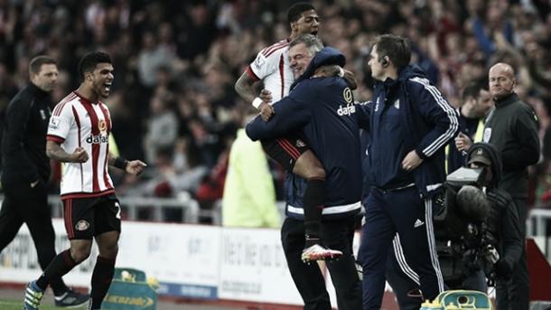 Allardyce celebra con Van Anholt el primer gol del partido Foto: Sunderland AFC