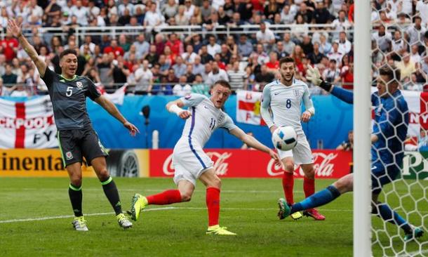 Vardy marcando el gol de la victoria contra Gales. Foto: Sky Sports