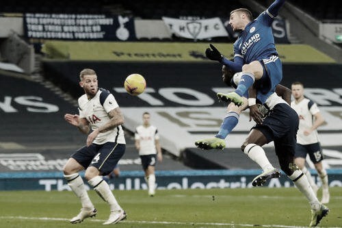 Vardy y Alderweireld, los goles para el Leicester. Foto: Premier League.