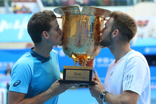 Vasek Pospisil and Jack Sock kiss the winners' trophy after winning the 2015 China Open title. (Photo courtesy: Chris Hyde/Getty Images AsiaPac)