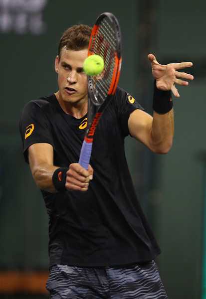 Vasek Pospisil mixes things up with a backhand slice after winning a point during his second-round match against Andy Murray at the 2017 BNP Paribas Open. | Photo: Clive Brunskill/Getty Images