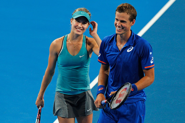 Eugenie Bouchard and Vasek Pospisil talk in-between serves during the 2015 Hopman Cup. | Photo: Paul Kane/Getty Images AsiaPac
