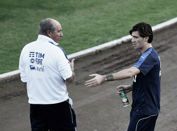 Ventura, treinador da Itália, conversa com Romangoli (Foto: Claudio Villa/Getty Images)