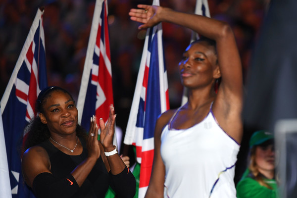 Sisterly love: Venus Williams applauds the crowd while Serena claps for her | Photo: Quinn Rooney/Getty Images AsiaPac