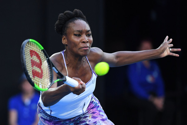 Venus Williams hits a forehand against Serena Williams during the final of the 2017 Australian Open. | Photo: Quinn Rooney/Getty Images