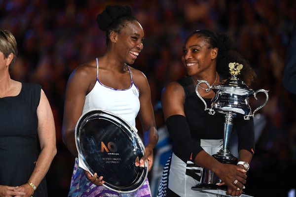 Champion Serena (R) and runner-up Venus Williams pose and laugh with their respective trophies during the trophy ceremony after the final of the 2017 Australian Open. | Photo: Scott Barbour/Getty Images