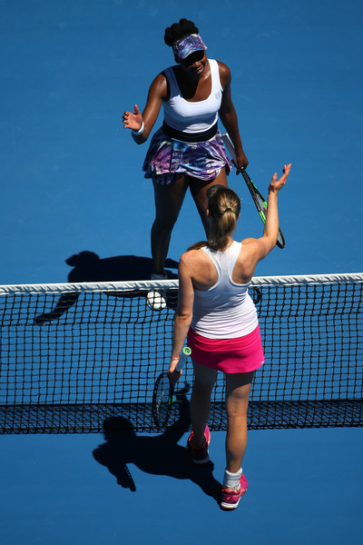 The players meet at the net after the match | Photo: Michael Dodge/Getty Images AsiaPac