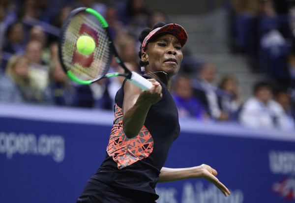 Venus Williams hits a forehand during her semifinal match against Sloane Stephens at the 2017 U.S. Open. | Photo: Clive Brunskill/Getty Images