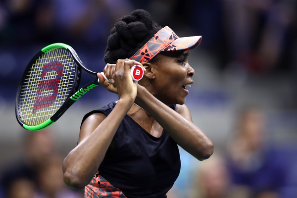 Venus Williams hits a backhand during her semifinal match against Sloane Stephens at the 2017 U.S. Open. | Photo: Clive Brunskill/Getty Images