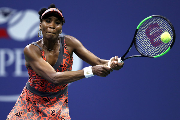 Venus Williams battled over two hours, and finally claimed the victory in a final-set tiebreak | Photo: Elsa/Getty Images North America