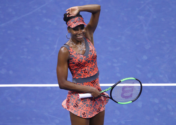 Venus Williams applauds the supportive home crowd | Photo: Clive Brunskill/Getty Images North America