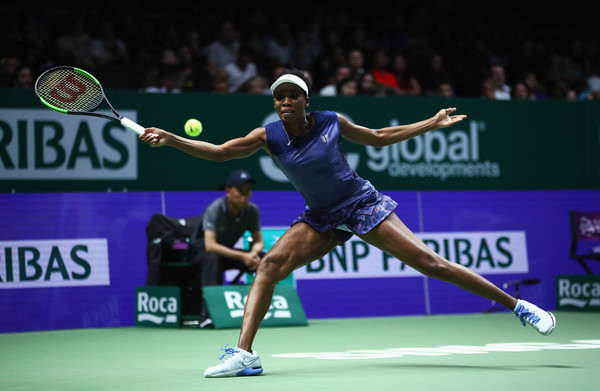 Venus Williams reaches out for a forehand while on the defence | Photo: Clive Brunskill/Getty Images AsiaPac