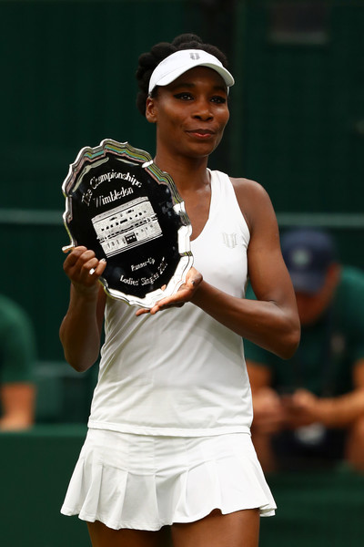 Venus Williams alongside her Wimbledon runner-up trophy | Photo: Michael Steele/Getty Images Europe