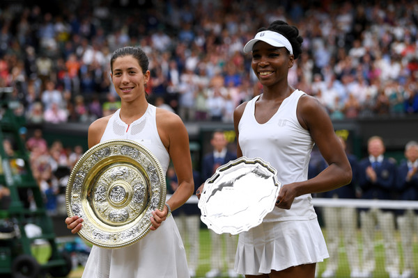 Garbiñe Muguruza and Venus Williams pose with their respective trophies after their 2017 Wimbledon final. | Photo: Shaun Botterill/Getty Images