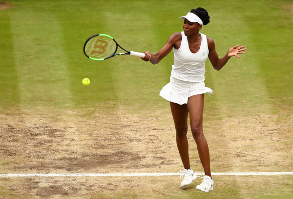 Venus Williams hits a forehand during the 2017 Wimbledon final. | Photo: Clive Brunskill/Getty Images