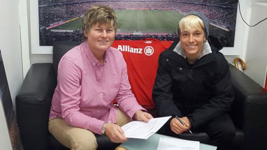 Falknor signs her 18-month contract with the German club. | Photo: FC Bayern Munich