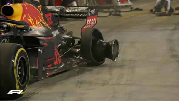 Verstappen teve um pneu estourado e logo depois abandonou (Foto: Reprodução/F1)