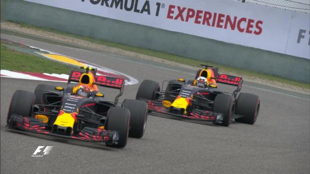 Verstappen vai conseguindo segurar o terceiro lugar contra Ricciardo (Foto: Divulgação/F1)