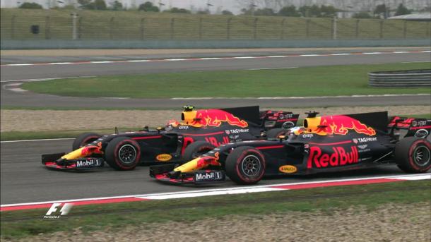 Verstappen fez uma grande ultrapassagem em Ricciardo para assumir o segundo lugar (Foto: Divulgação/F1)