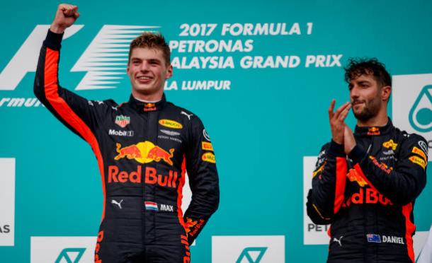 Pela primeira vez no ano, Verstappen (esq.) e Ricciardo (dir.) foram juntos ao pódio (Foto: Lars Baron/Getty Images)