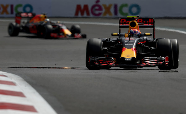 Graças a uma ordem de equipe, Verstappen (frente) ultrapassou Ricciardo (Foto: Lars Baron/Getty Images)