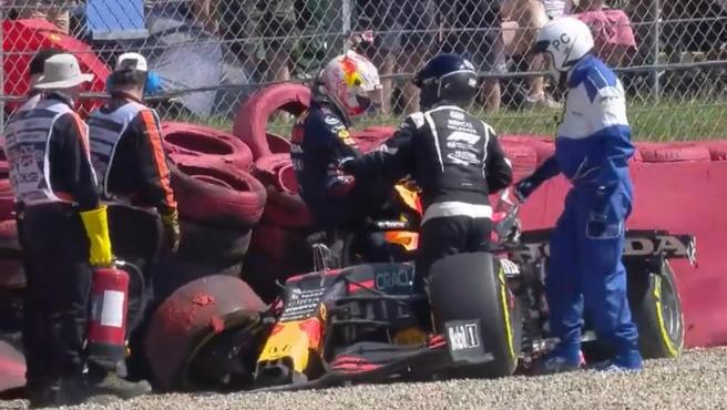Max Verstappen saliendo de su monoplaza tras el accidente de Silverstone. | Fuente: F1