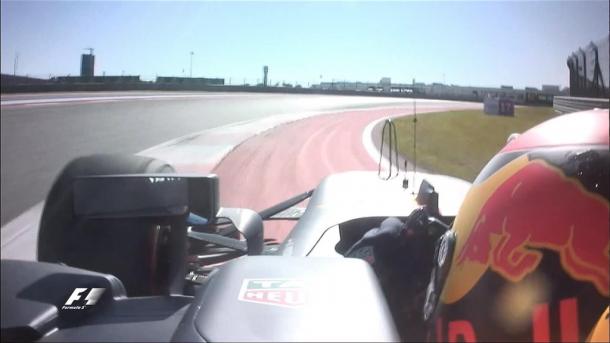 Max Verstappen usa el exterior de la pista para adelantar. Foto: @F1