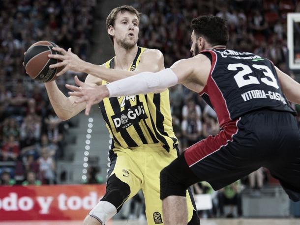 Jan Vesely defendido por Shengelia/ Foto: Euroleague.net