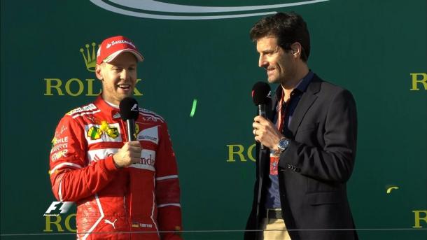 Vettel (esq.) ao lado do ex-piloto australiano Mark Webber no pódio (Foto: Divulgação/F1)