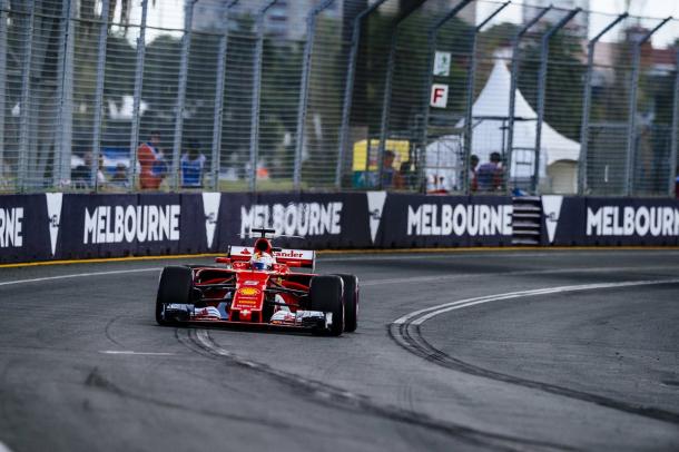 Vettel pouco antes da parada; o alemão voltou à frente do rival Hamilton (Foto: Divulgação/Scuderia Ferrari)