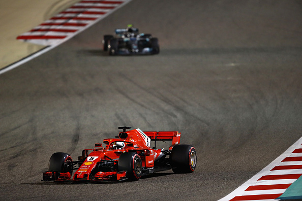 Bottas (fundo) tentou até o fim, mas Vettel (frente) segurou a vitória (Foto: Clive Mason/Getty Images)