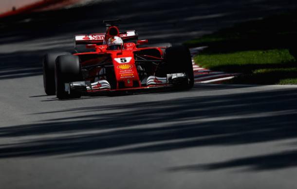 Vettel segue próximo de seu rival pelo título e larga em segundo (Foto: Clive Mason/Getty Images)