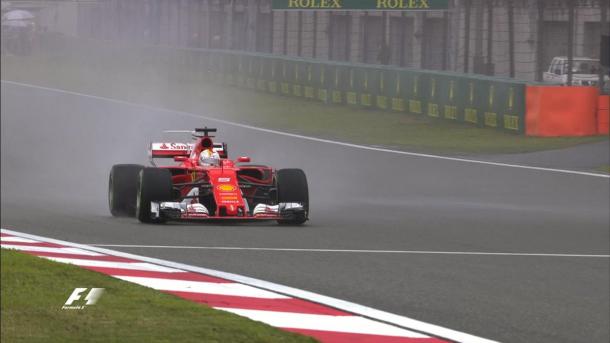 Sebastian Vettel vai à pista, ainda com muito spray (Foto: Divulgação/F1)