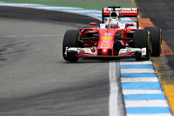 Sozinha, a Ferrari rumava pela segunda colocação, mas não esperava a chegada da Red Bull (Foto: Mark Thompson/Getty Images)