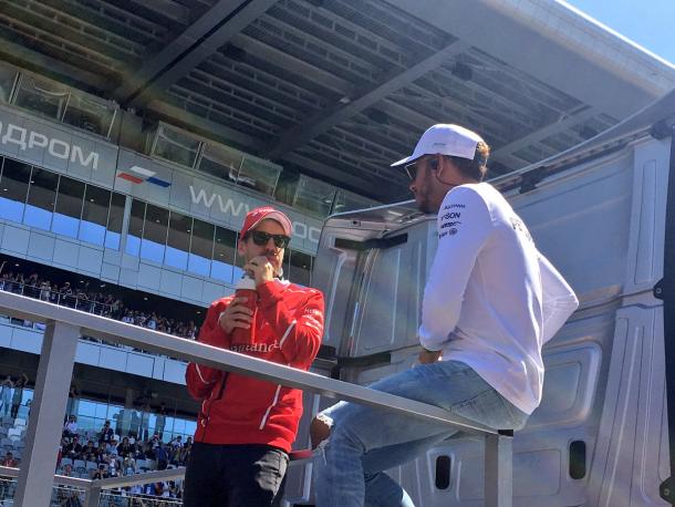Sebastian Vettel e Lewis Hamilton antes da largada; promessa de grandes disputas em Sochi (Foto: Divulgação/Scuderia Ferrari)