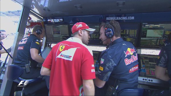 Vettel (esq.) foi conversar com o chefe da Red Bull, Christian Horner (dir.), sobre o incidente com Kvyat (Foto: Divulgação/F1)